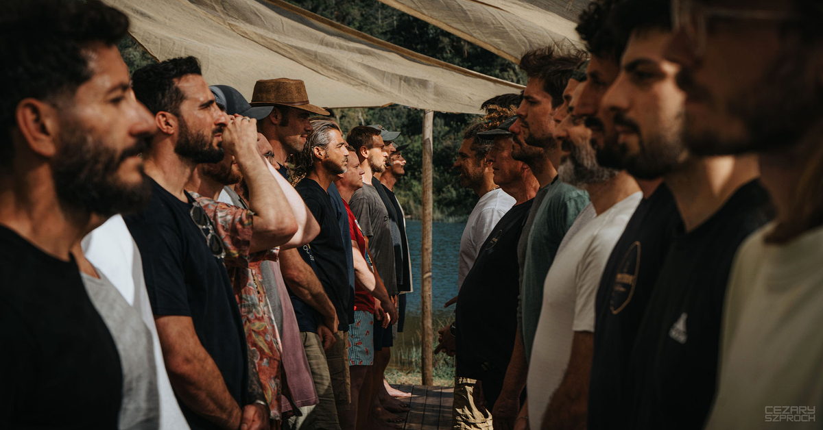 Two rows of men facing one another. The circle.